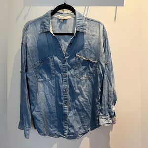 Chambray Button Down Shirt
Size Small
Blue